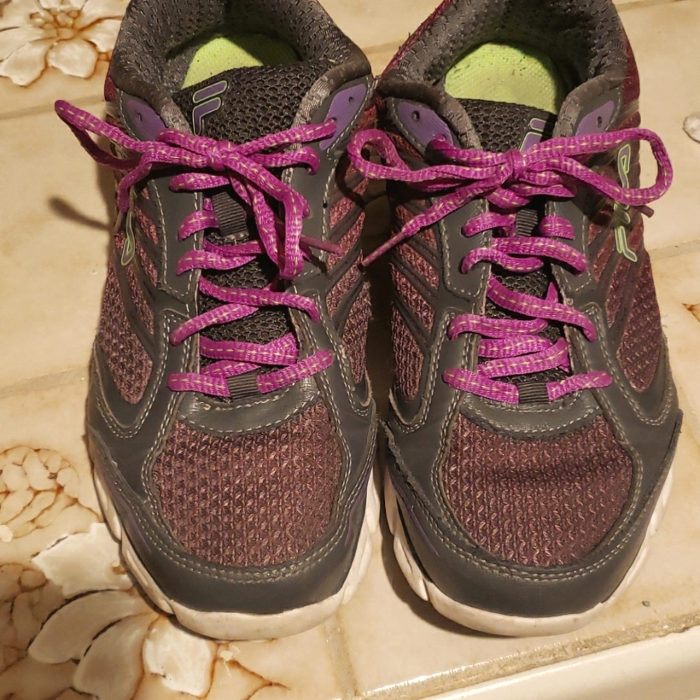 Womens Fila tennis shoe